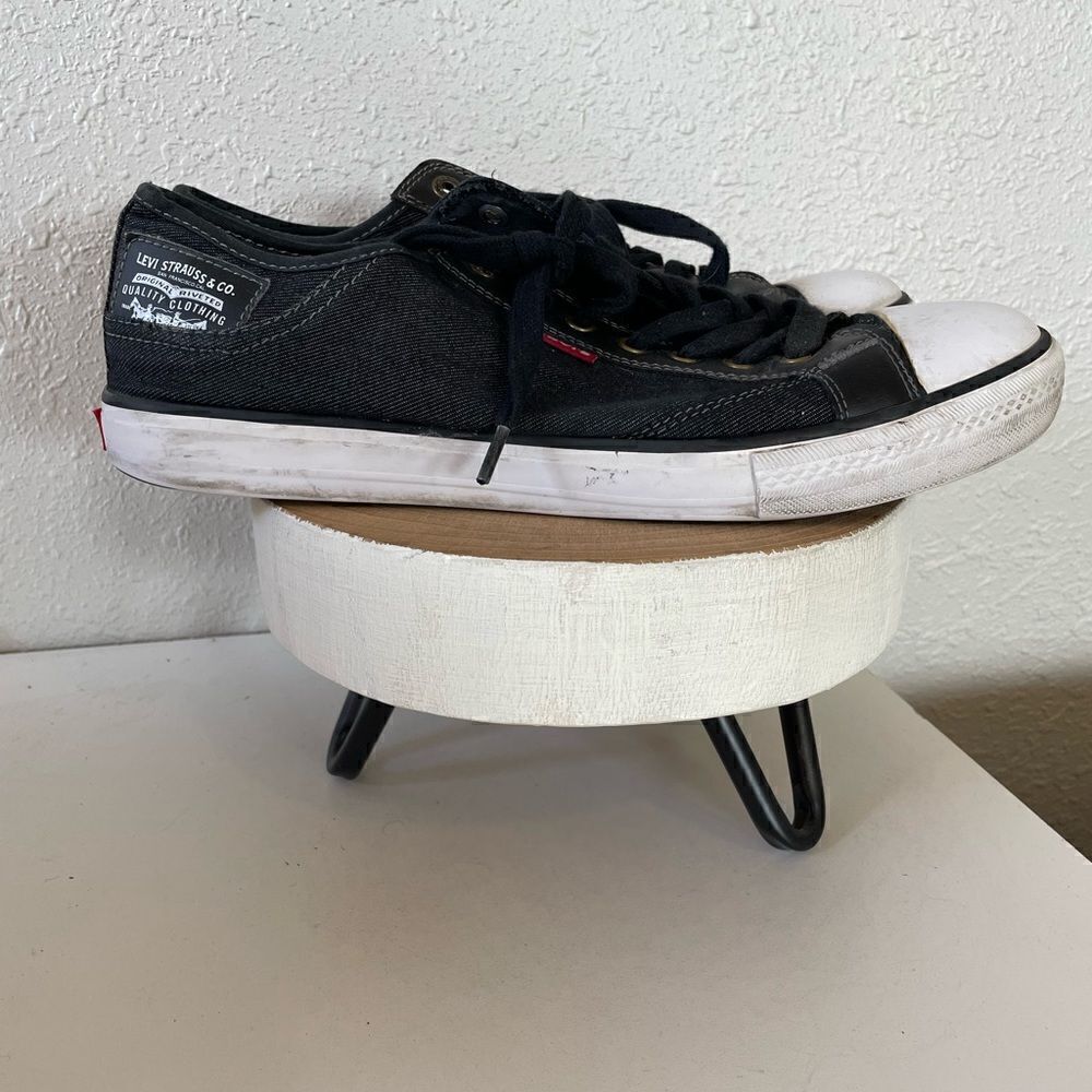Levi’s Low Top Canvas Sneakers Size 10.5
